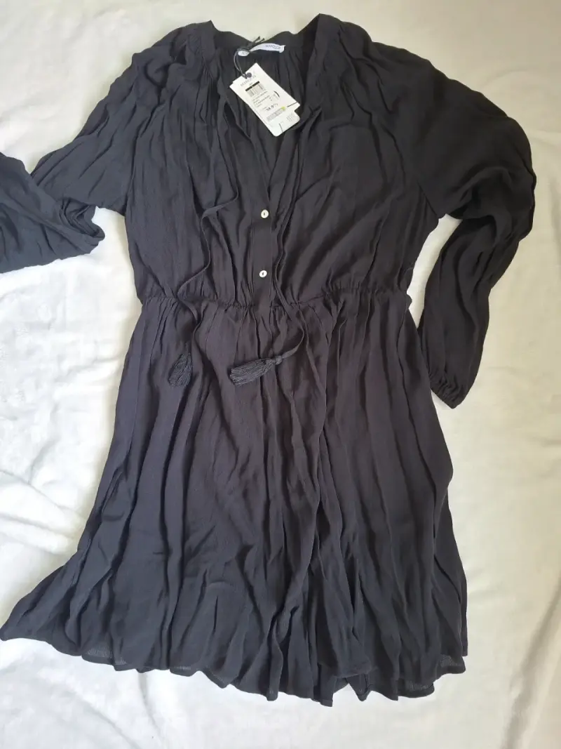Vestido negro con botones y ajuste en cintura - 2