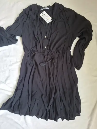 Vestido negro con botones y ajuste en cintura - miniatura 2