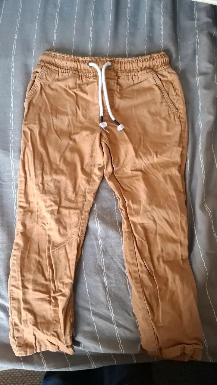 Pantalones jogger color camel para hombre - 1
