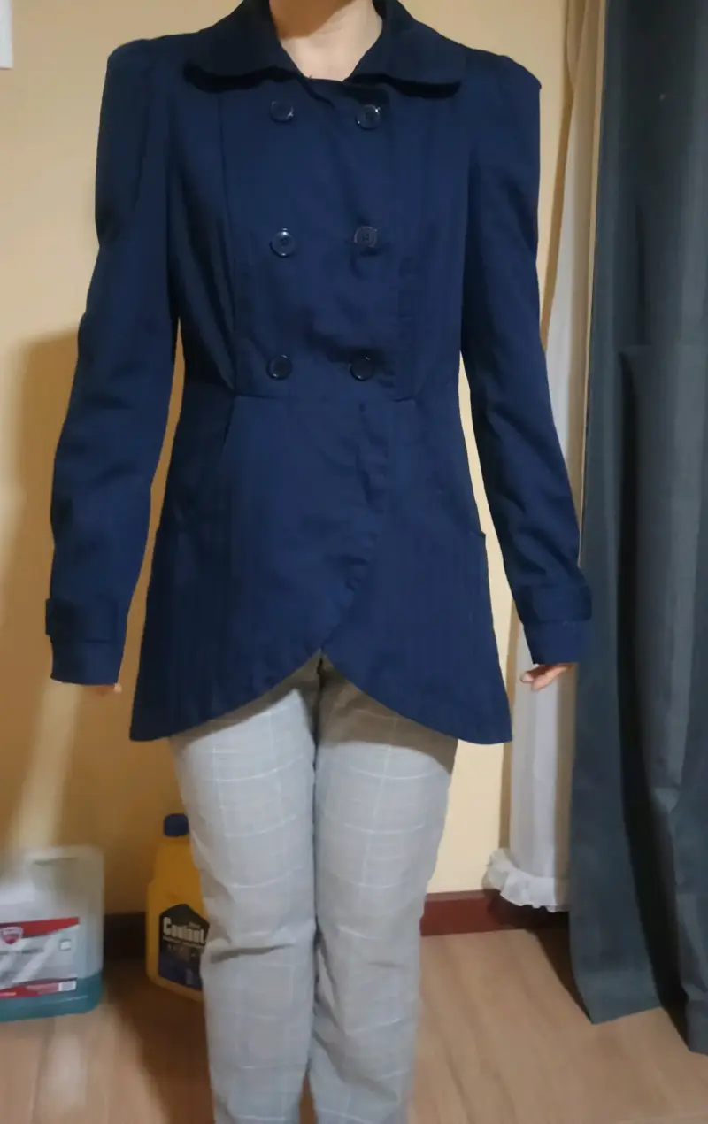Trench azul oscuro para mujer con doble botonadura - 1