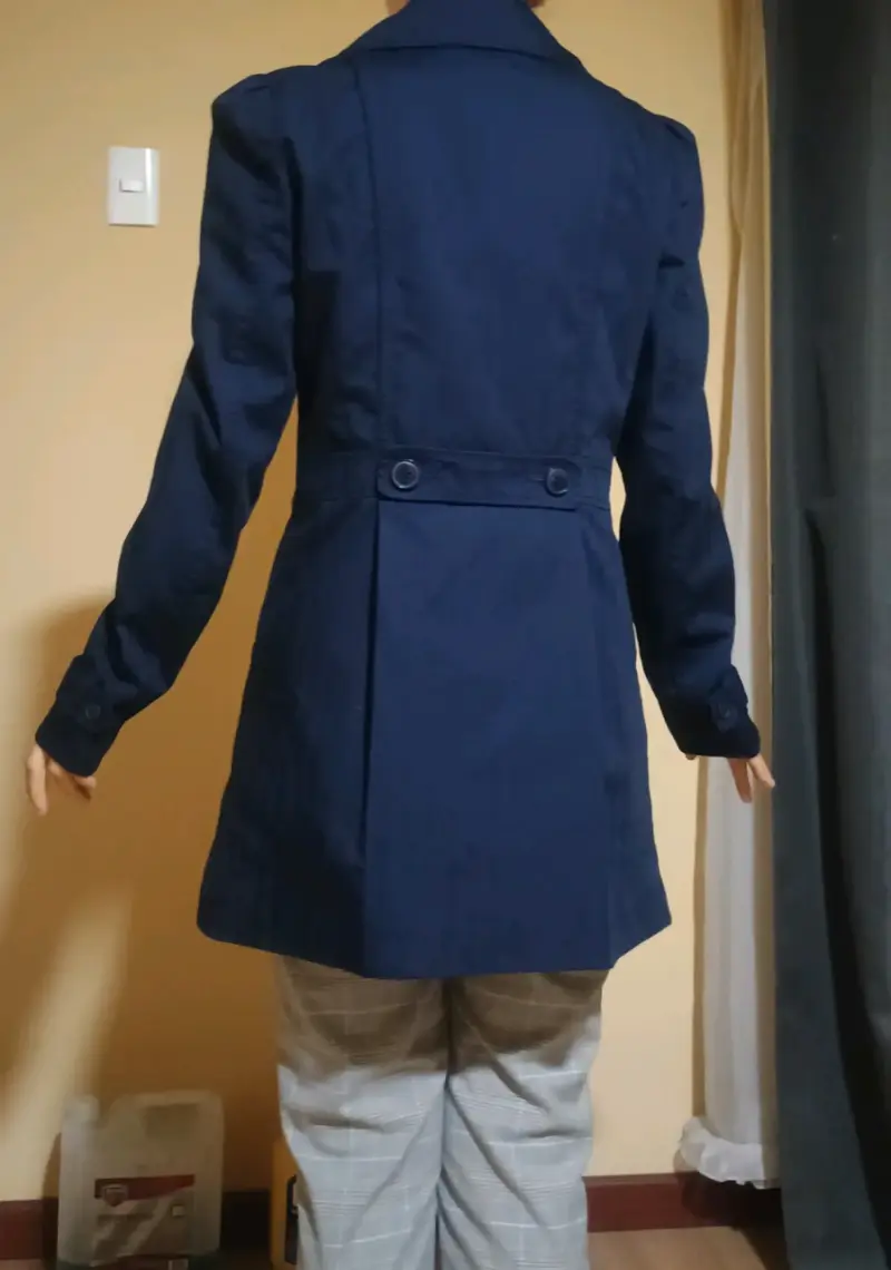 Trench azul oscuro para mujer con doble botonadura - 2