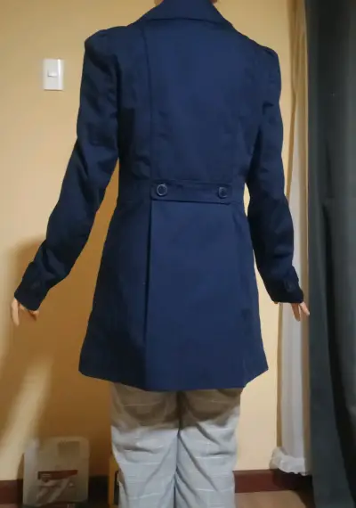 Trench azul oscuro para mujer con doble botonadura - miniatura 2