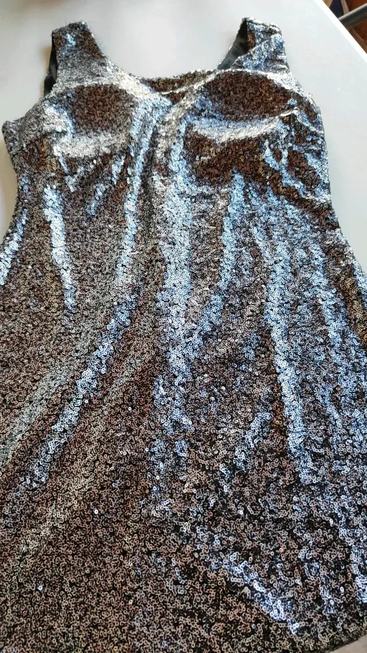 Vestido de lentejuelas plateado elegante