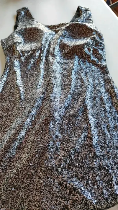 Vestido de lentejuelas plateado elegante - miniatura 1