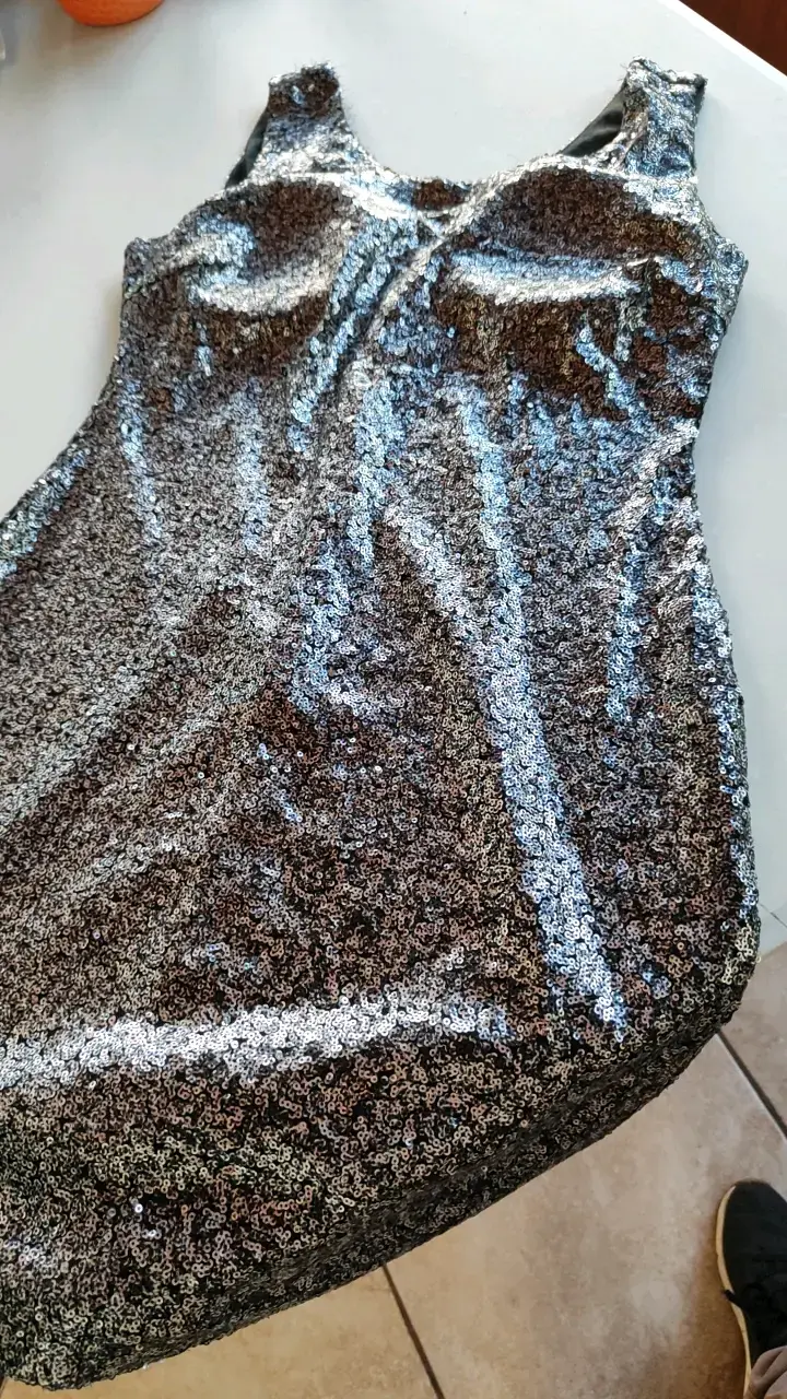 Vestido de lentejuelas plateado elegante - 2