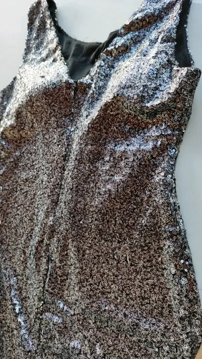 Vestido de lentejuelas plateado elegante - miniatura 3
