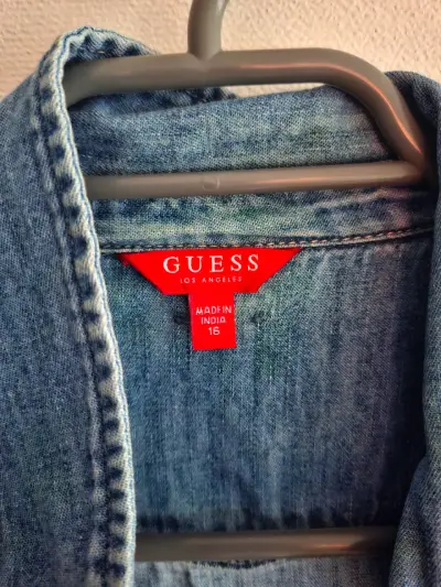 Vestido camisero denim Guess con cinturón - miniatura 2