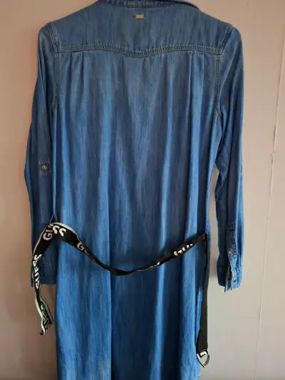 Vestido camisero denim Guess con cinturón - miniatura 3