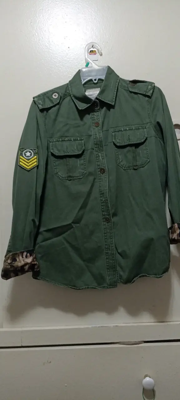 Camisa verde militar con parches estilo casual - 1