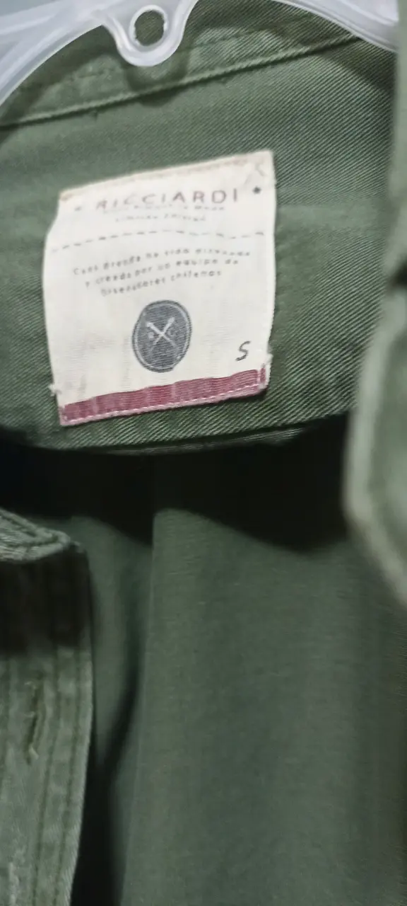 Camisa verde militar con parches estilo casual - 2
