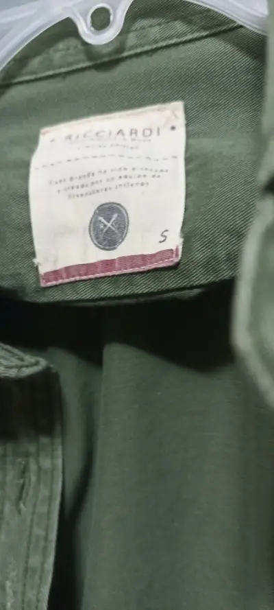 Camisa verde militar con parches estilo casual - miniatura 2