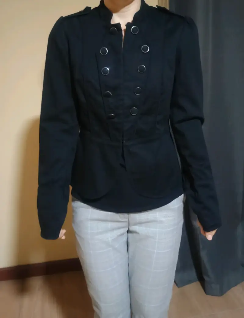Chaqueta negra estilo militar para mujer - 1