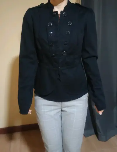 Chaqueta negra estilo militar para mujer - miniatura 1