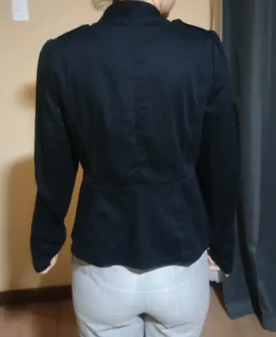 Chaqueta negra estilo militar para mujer - miniatura 2