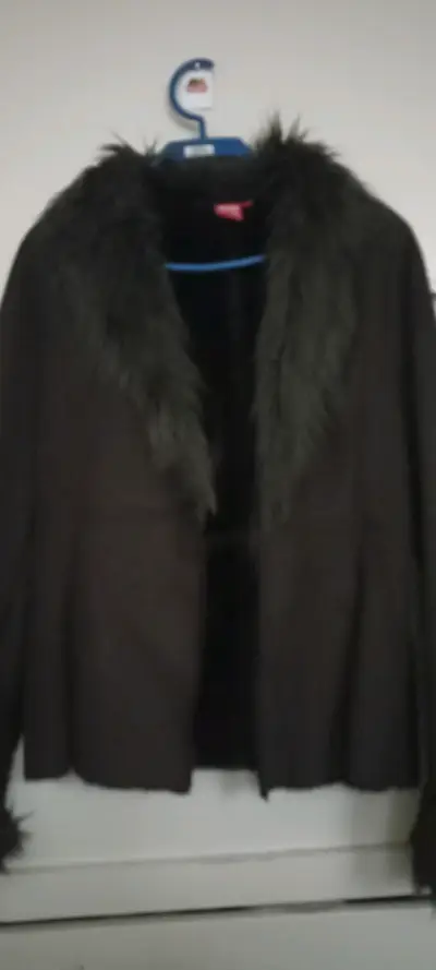 Parka verde olivo con cuello de piel sintética - miniatura 1