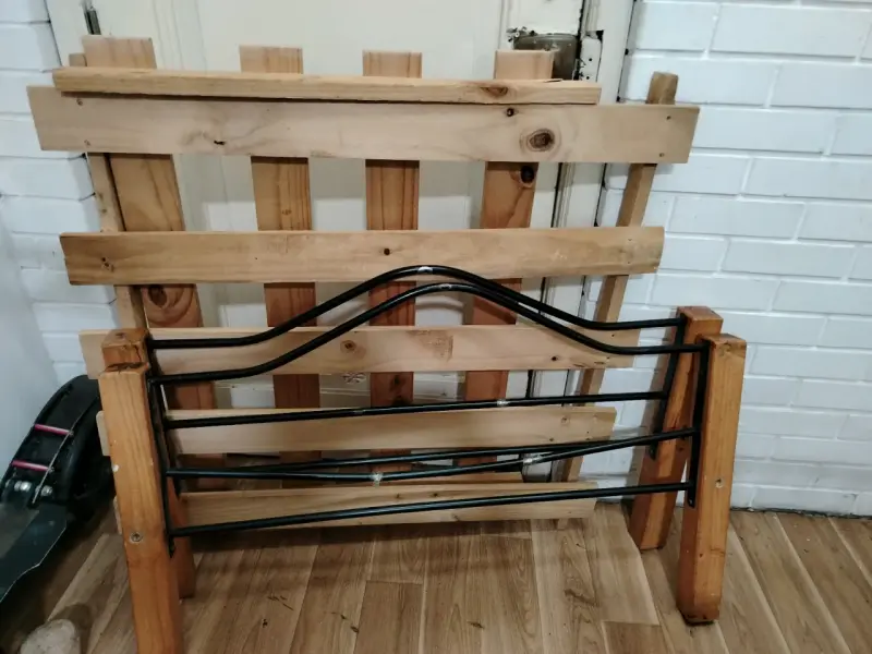 Cama individual de madera con colchón - 1