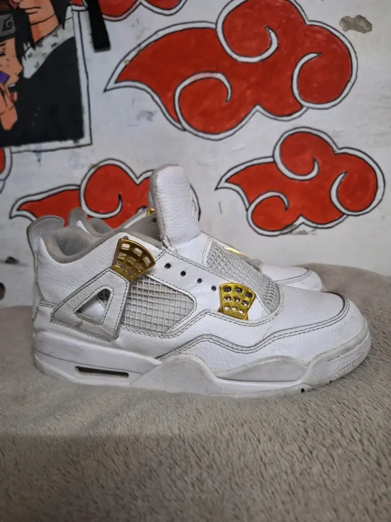 Zapatillas deportivas blancas con detalles dorados - 1