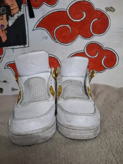 Zapatillas deportivas blancas con detalles dorados - miniatura 2
