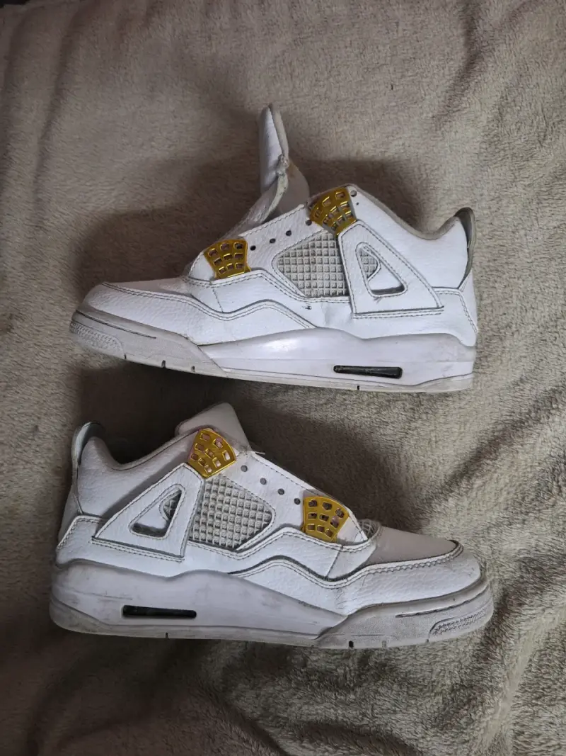 Zapatillas deportivas blancas con detalles dorados - 3