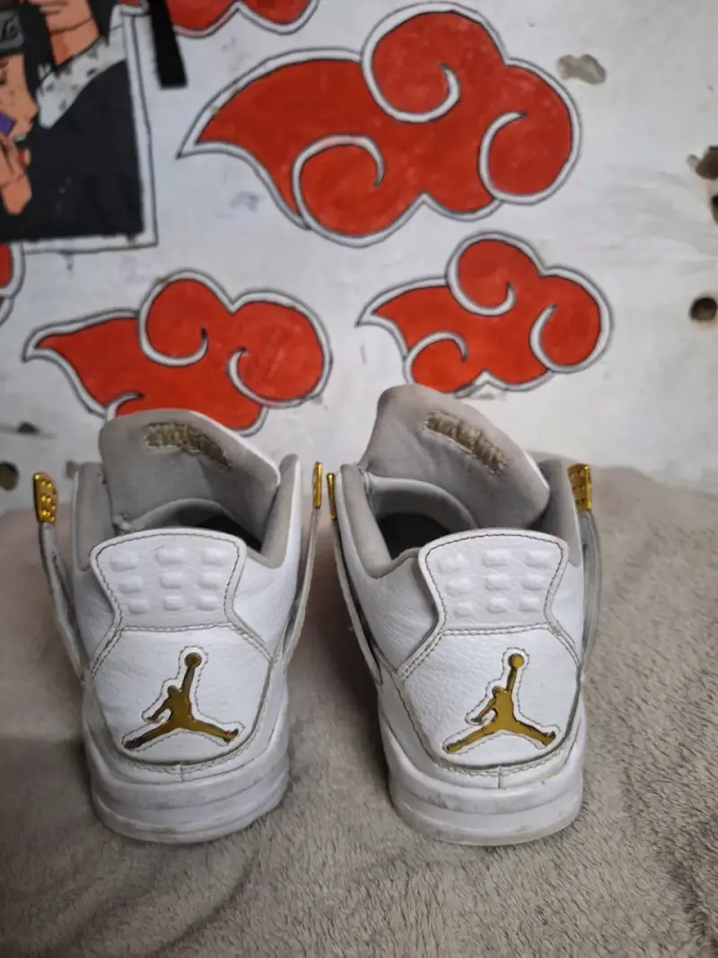 Zapatillas deportivas blancas con detalles dorados - 5