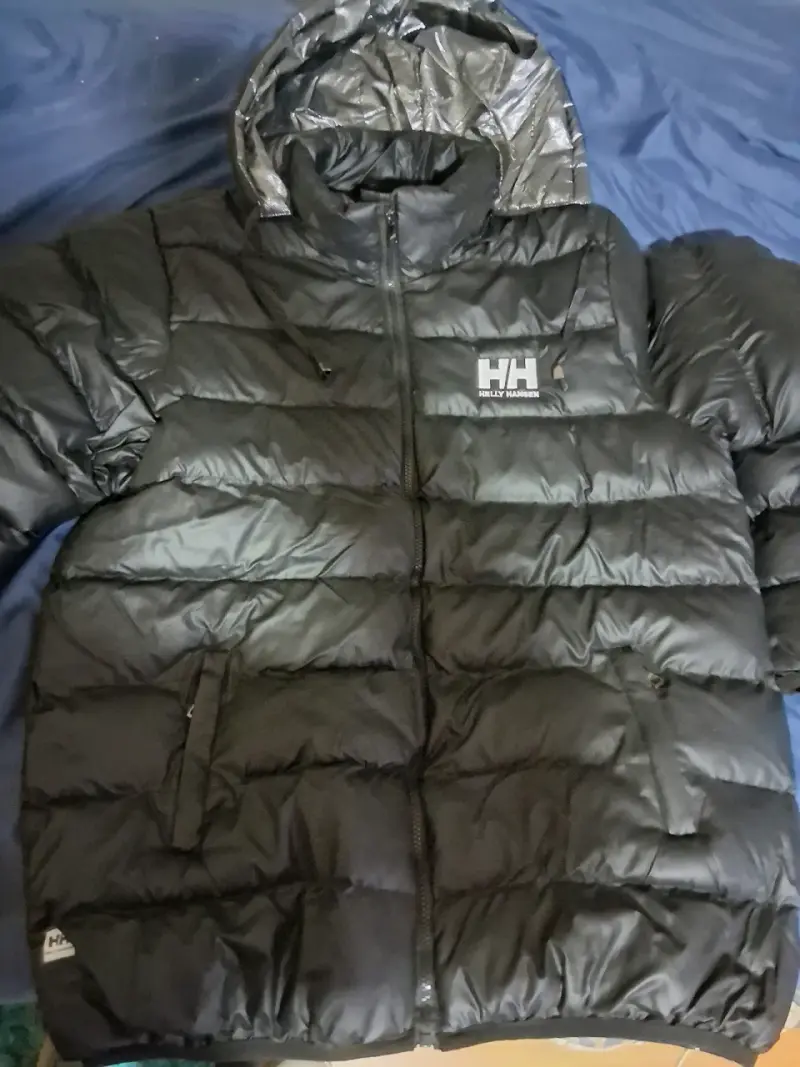 Chaqueta de invierno Helly Hansen negra con capucha - 1