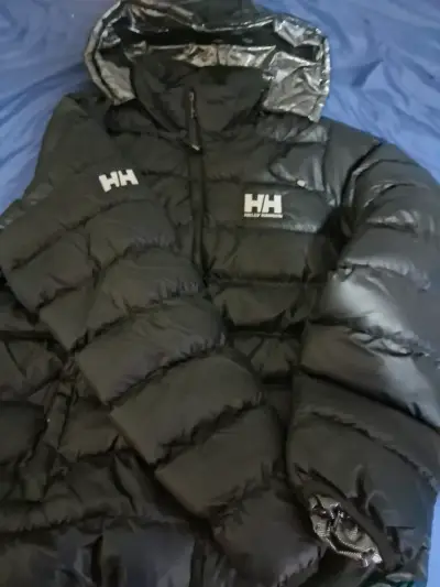 Chaqueta de invierno Helly Hansen negra con capucha - miniatura 2