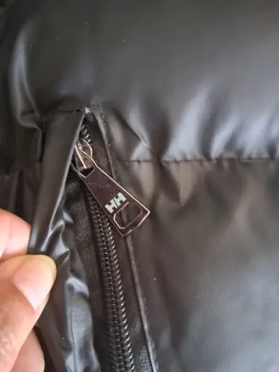 Chaqueta de invierno Helly Hansen negra con capucha - miniatura 4