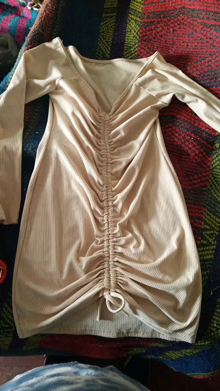 Vestido beige ajustado con fruncido - 1