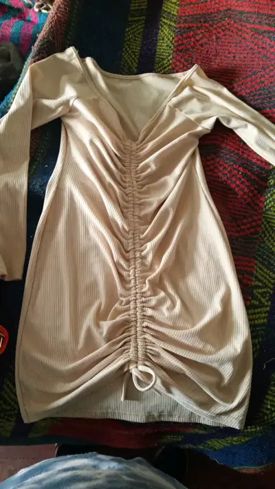 Vestido beige ajustado con fruncido - miniatura 1
