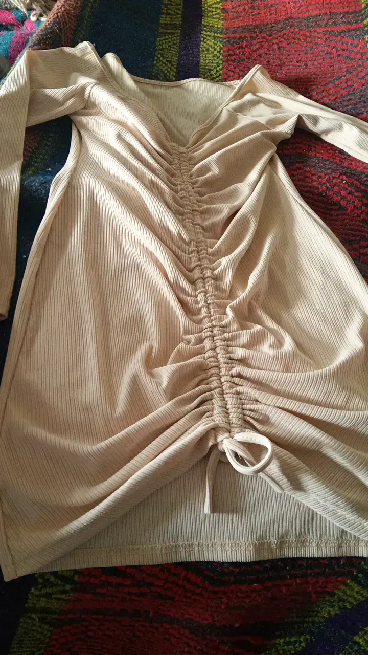 Vestido beige ajustado con fruncido - 2