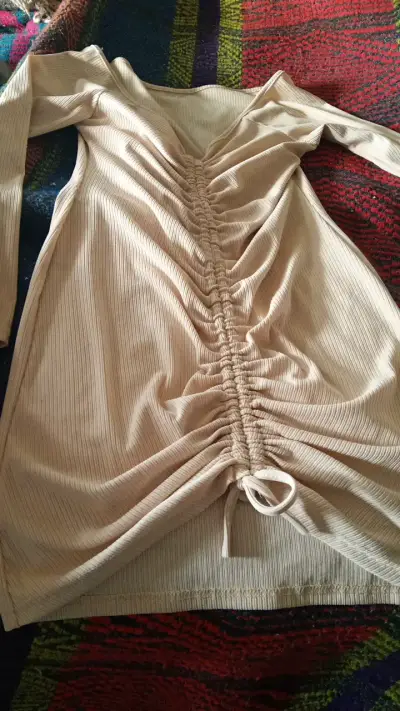 Vestido beige ajustado con fruncido - miniatura 2