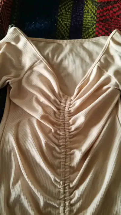 Vestido beige ajustado con fruncido - miniatura 3