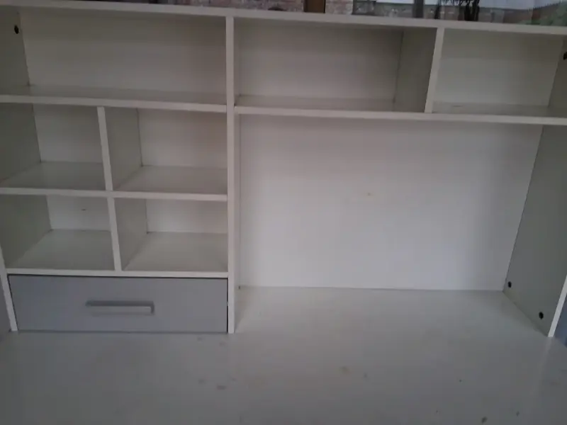 Escritorio blanco con estantería y cajones - 1