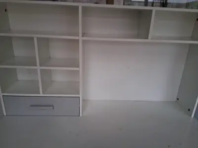 Escritorio blanco con estantería y cajones - miniatura 1