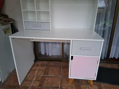 Escritorio blanco con estantería y cajones - miniatura 2