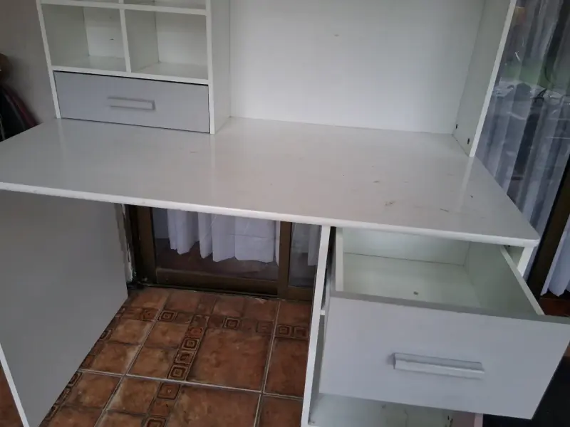 Escritorio blanco con estantería y cajones - 3