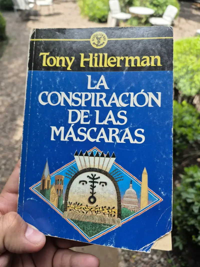 Libro 'La Conspiración de las Máscaras' de Tony Hillerman