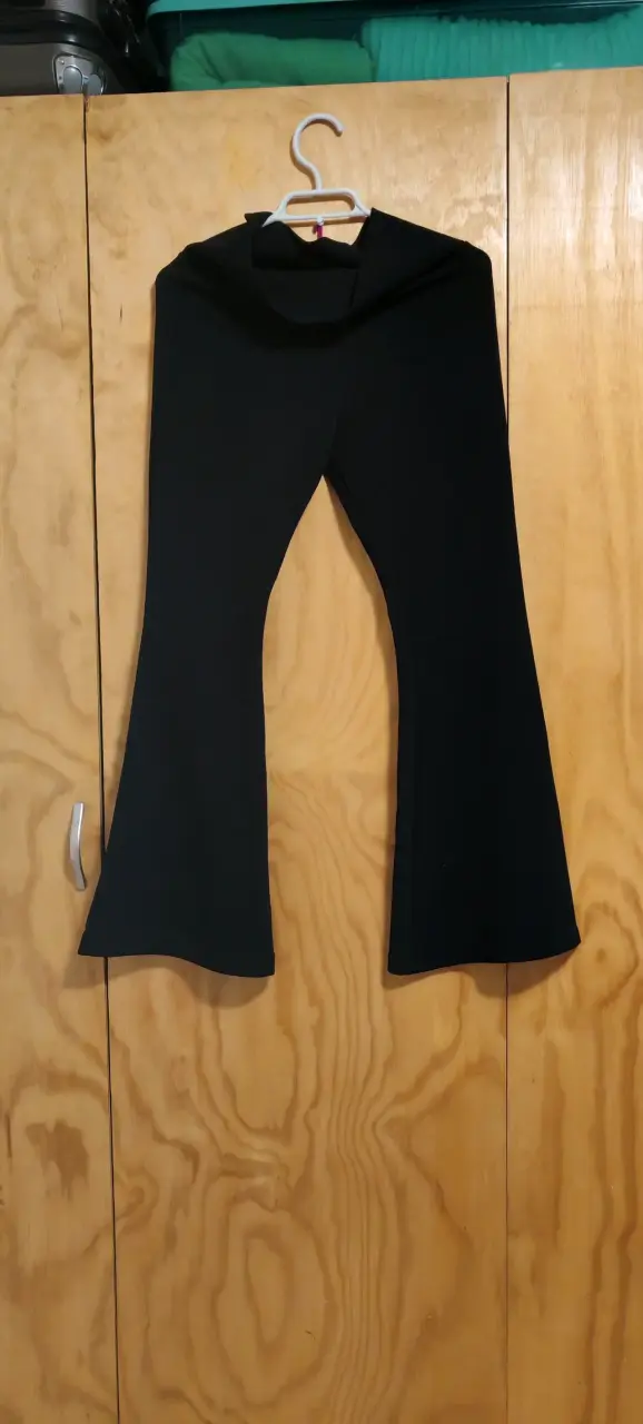 Pantalones acampanados negros para mujer