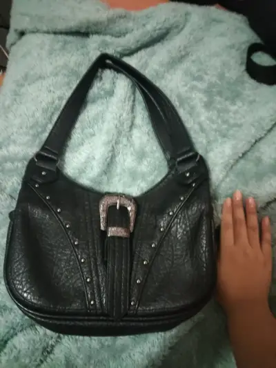 Cartera negra de cuero con hebilla decorativa - miniatura 1