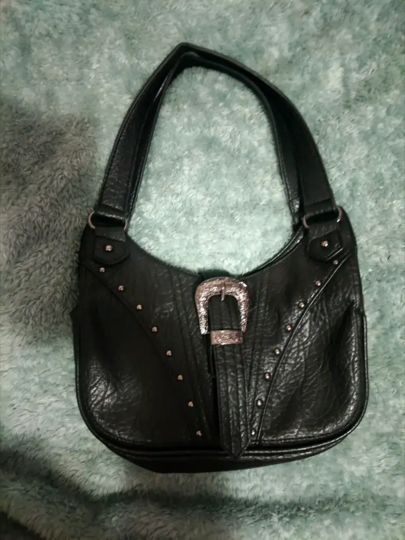 Cartera negra de cuero con hebilla decorativa - 2