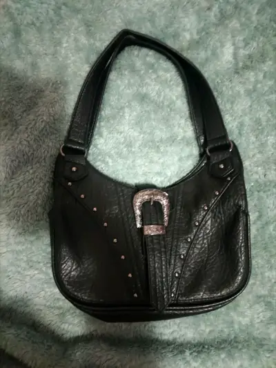 Cartera negra de cuero con hebilla decorativa - miniatura 2