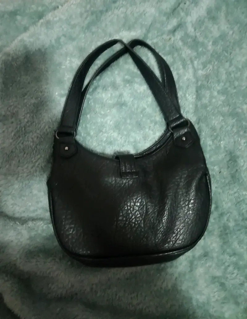 Cartera negra de cuero con hebilla decorativa - 3