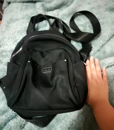 Mochila negra Lilás con correas ajustables - miniatura 1