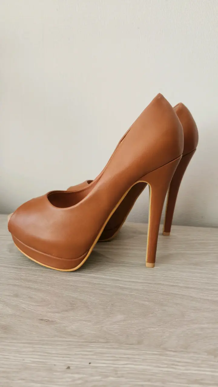 Zapatos de Tacón Alto Peep Toe Color Marrón