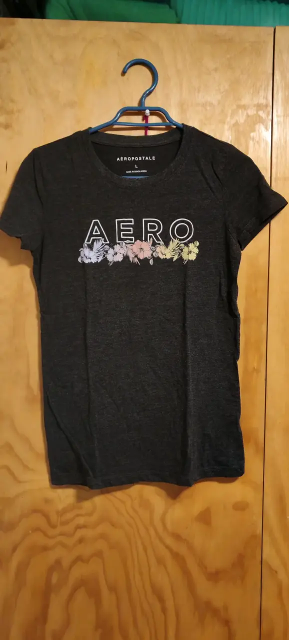 Polera Aeropostale con diseño floral