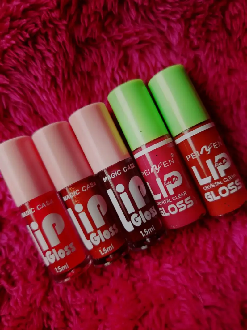 Set de brillos labiales y perfumes variados - 1