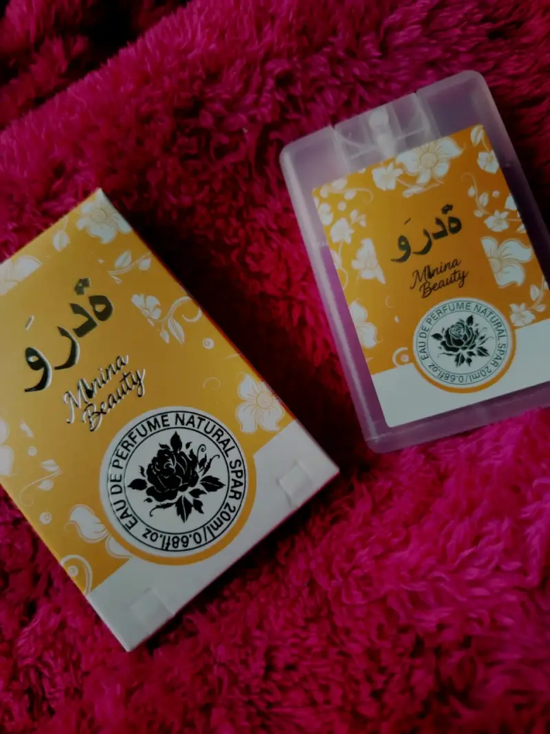 Set de brillos labiales y perfumes variados - 3