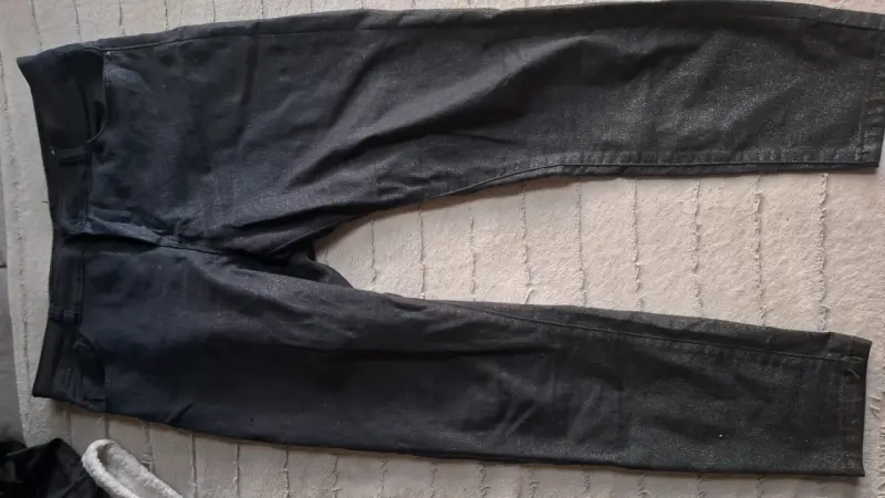 Pantalones negros de mezclilla para mujer