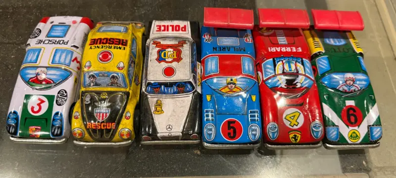 Autos antiguos de hojalata