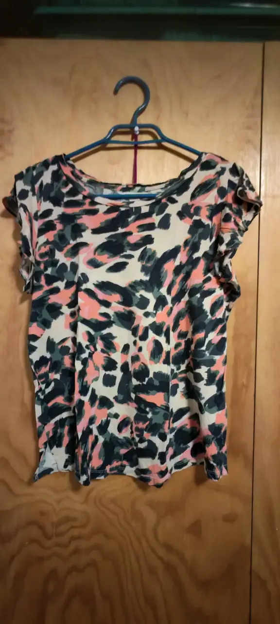 Blusa estampada de mujer en tonos rosados y negros